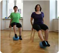 Kräftigungsübungen auf Balance Igel Kräftigungsübungen auf Balance Igel